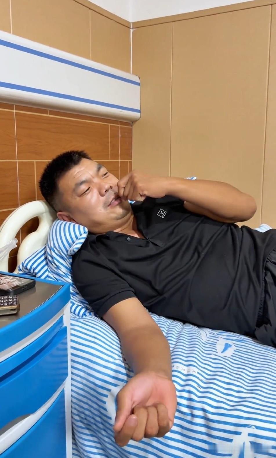 宁宁在医院躺着吃喝，眼看脸圆了不少，二伟吐槽出院得胖二三十斤