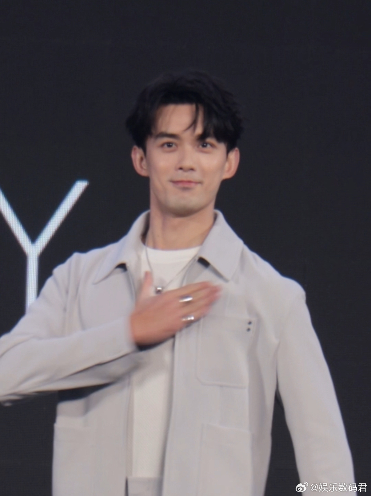 吴磊顾家好男人吴磊承认自己是顾家好男人 他愣了一下然后笑了，接着拍拍胸脯。这一套