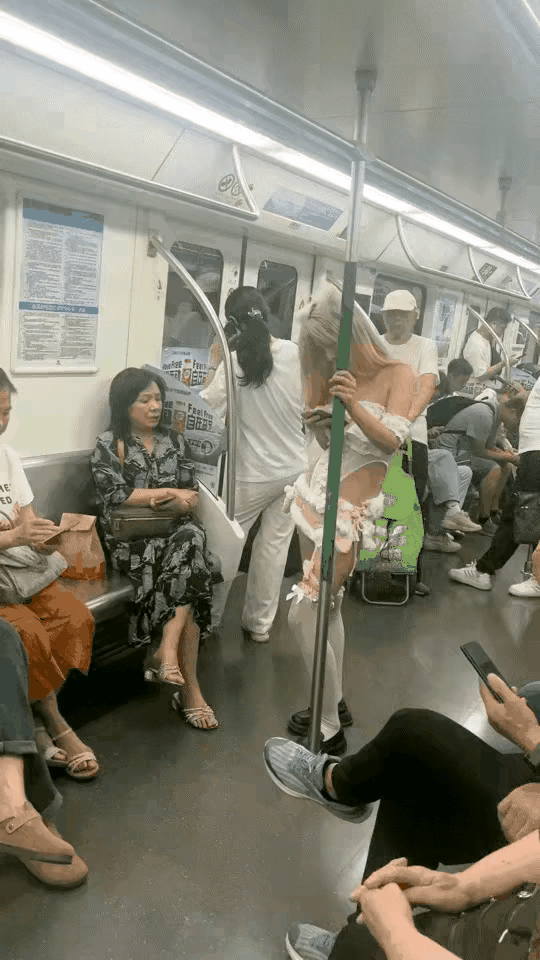 阿姨的表情很复杂，大家说说此时阿姨的心里在想些什么呢？