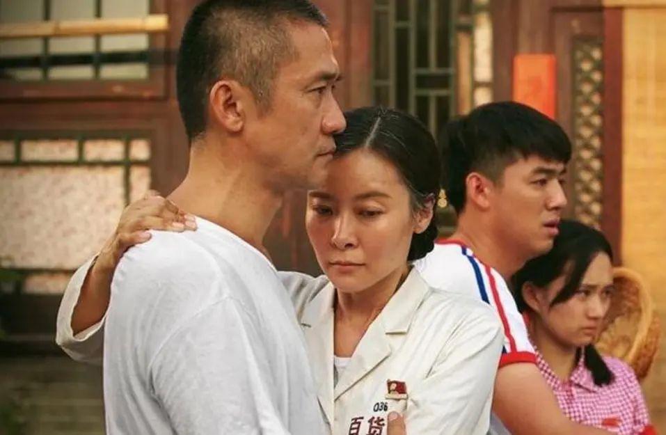 “我们离婚吧。”黄志忠取得了飞天奖最佳男主角后，妻子何音十分高兴，但她等来的不是