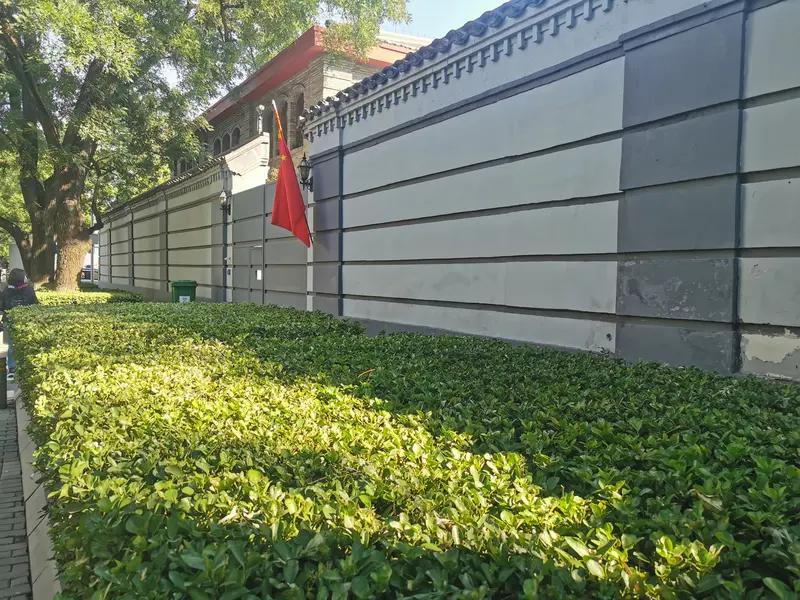 拆除机关大院围墙会成为趋势吗会成为趋势，以前的邮局单位里边，都会盖家属院，所以都