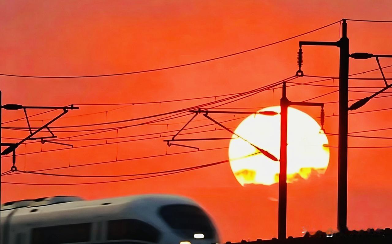 乘着晚风列车，追赶天边滚烫夕阳。

原创作品.禁止盗图