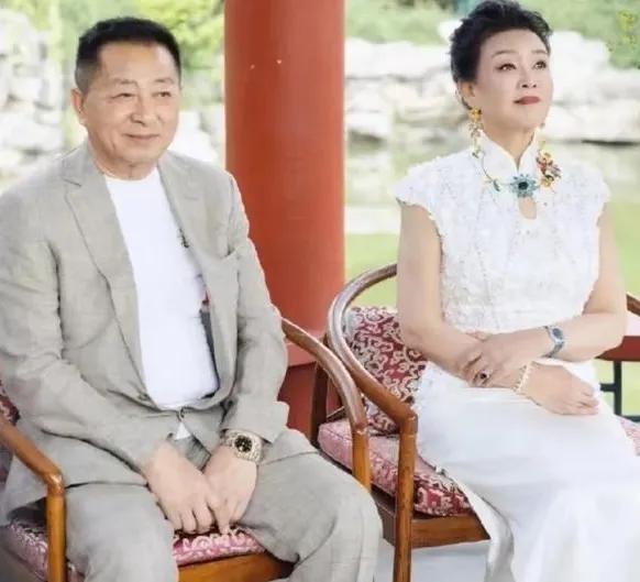 离婚多年仍照顾前公婆，嘴上不说好却总夸夫家，真相到底是什么？
张兰和前夫爸早些年