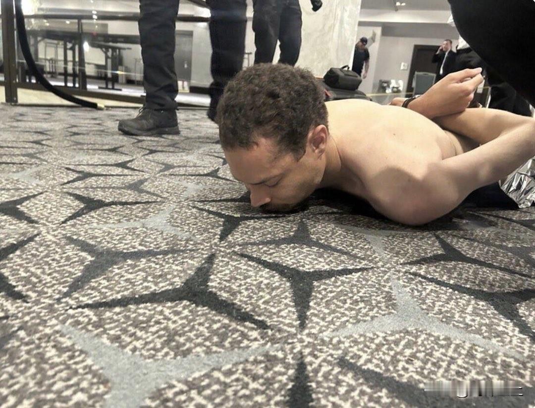 这国怎？
白宫晚宴枪击案的凶手
是一名老师和游戏开发工程师
甚至还毕业于名校
所