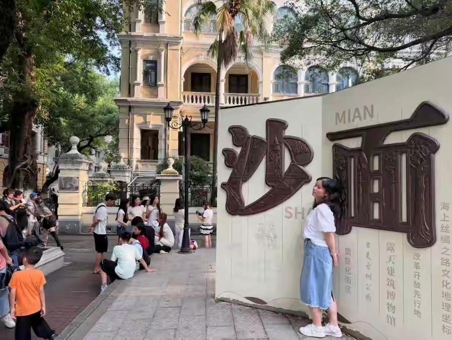 11岁小孩哥暑期出圈，景点拍照赚取零花钱
 
暑期的广州沙面岛游人如织，不少游客
