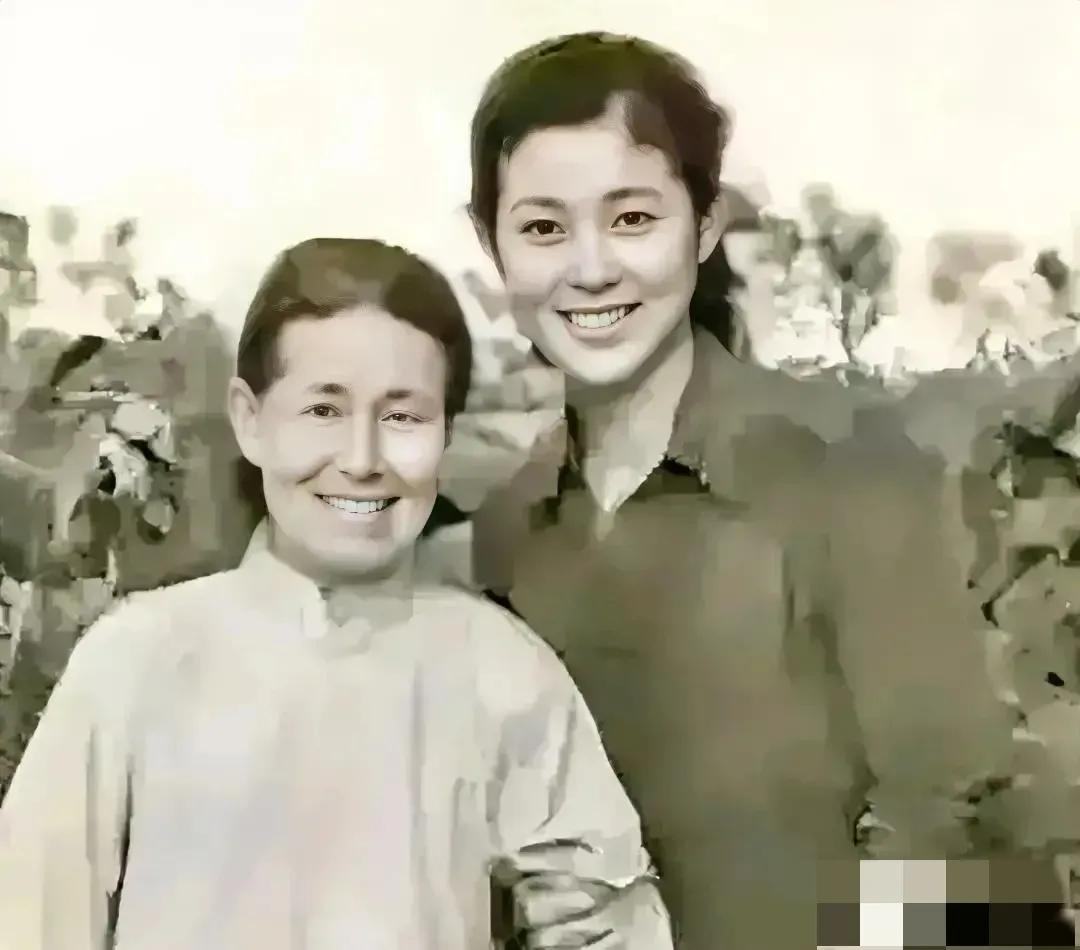 80年代，倪萍和她的母亲，一张罕见的留影，这张照片让人们不得不惊叹于母子俩人的颜