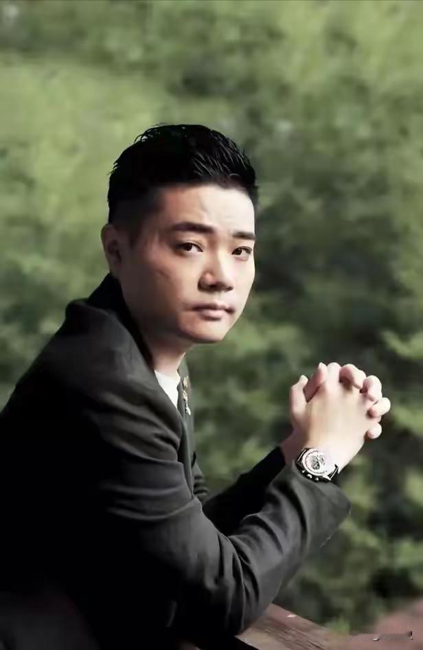 一直以为身价过亿的丁俊晖，在英国就是住豪宅、玩投资。结果扒出，他竟在谢菲尔德给中