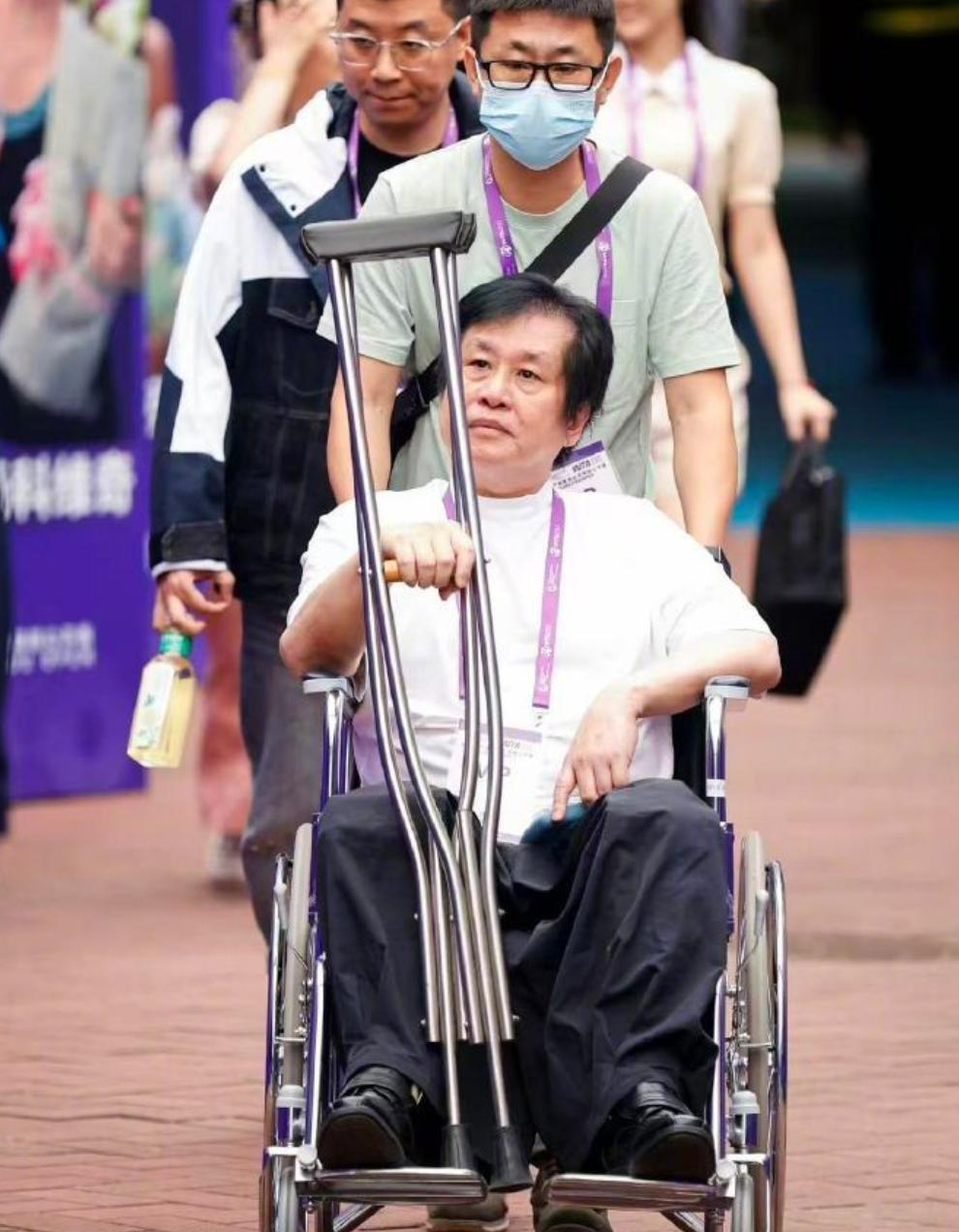 本来应该从从容容游刃有余，现在是匆匆忙忙连滚带爬。这句话，成了《星星点灯》郑智化