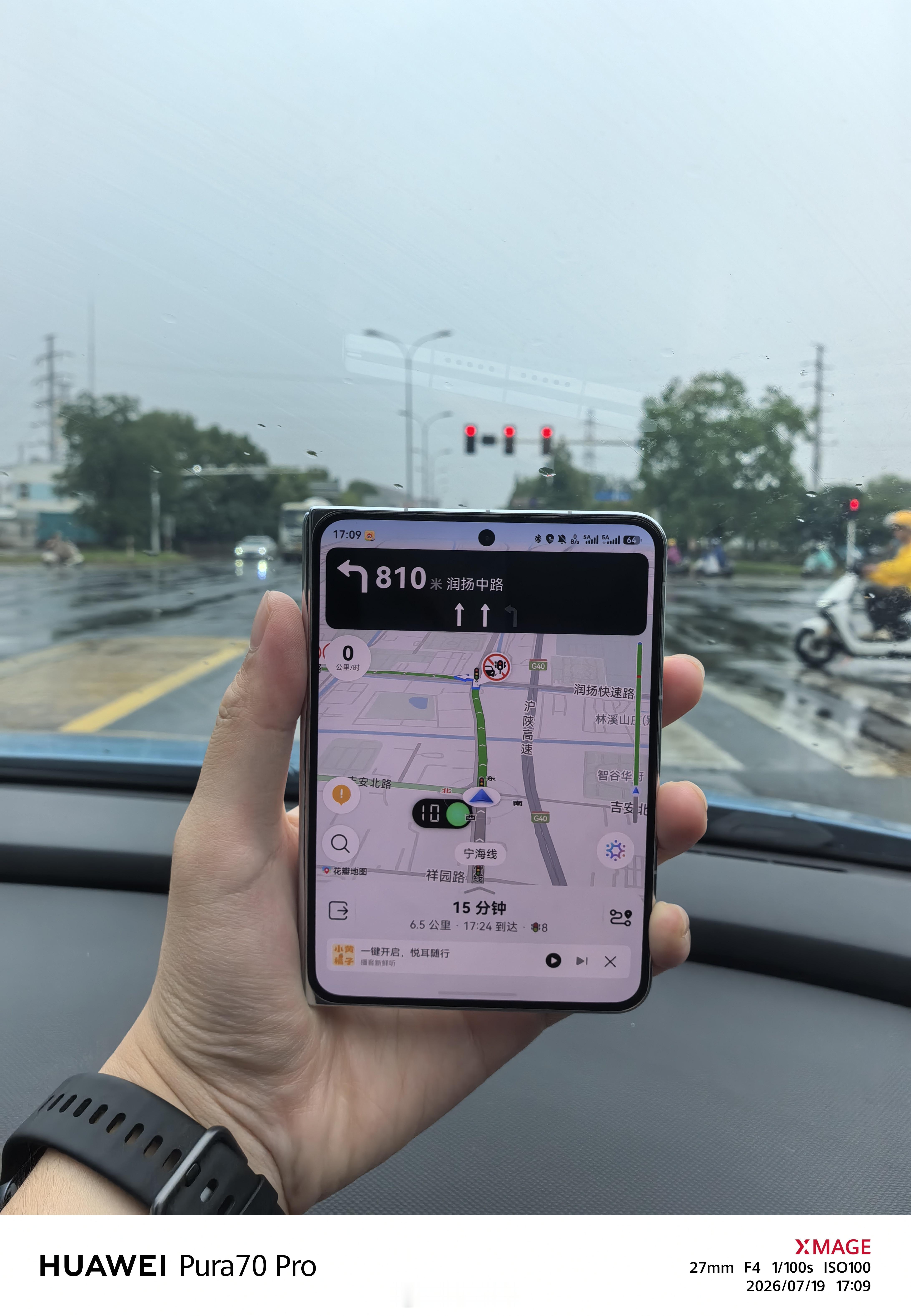 心血来潮试了一下华为的花瓣地图，红灯读秒貌似数据是有问题，明明是红灯却显示还有十
