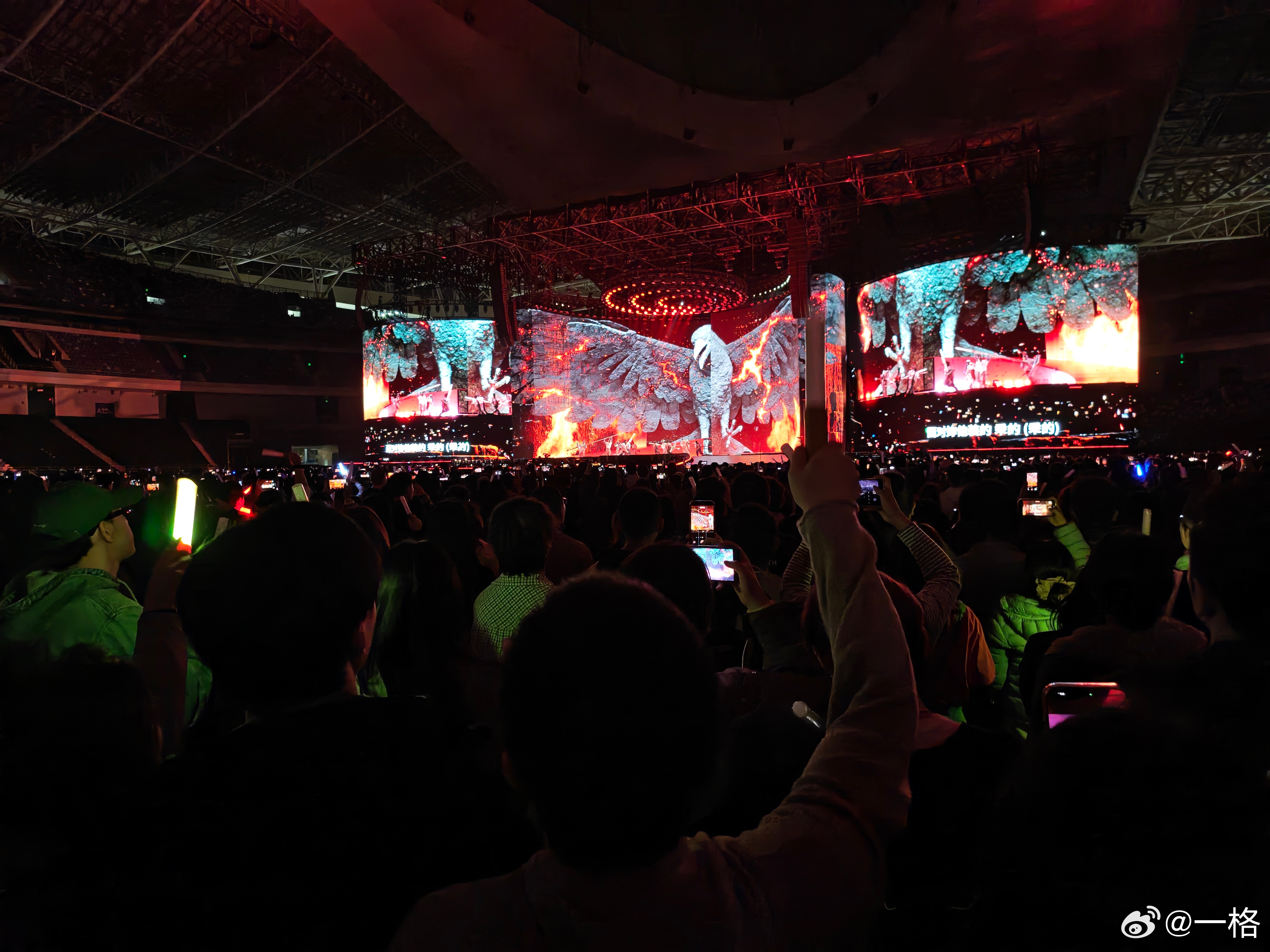 这辈子看过体验最差的演唱会了内场的所有人全程都站着的，不是蔡依林死忠粉可以不用看