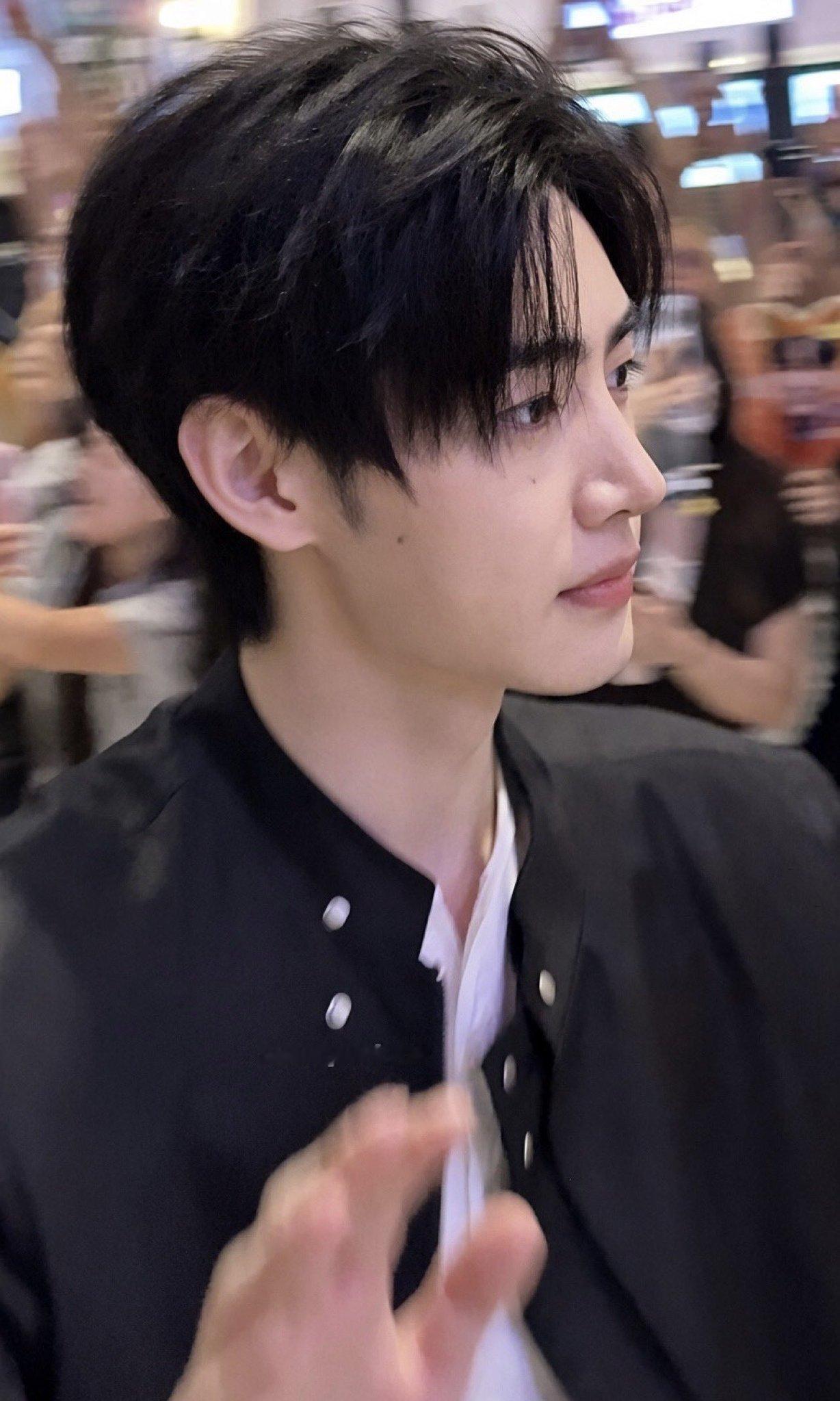 朴成训[超话]   260920 VR演唱会特别舞台问候生图轻轻帅翻所有人✨️ 