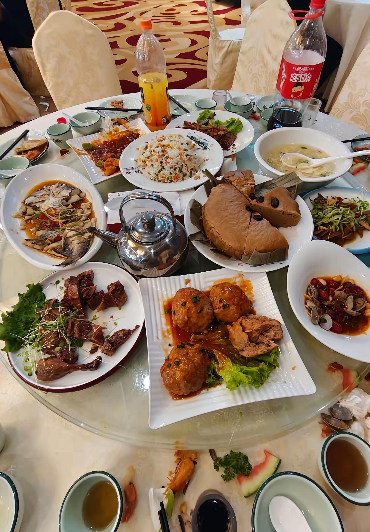 发现了没有，很多饭店的服务员，顾客结账走了，如果桌子上还有一些菜，整条鱼只夹了一