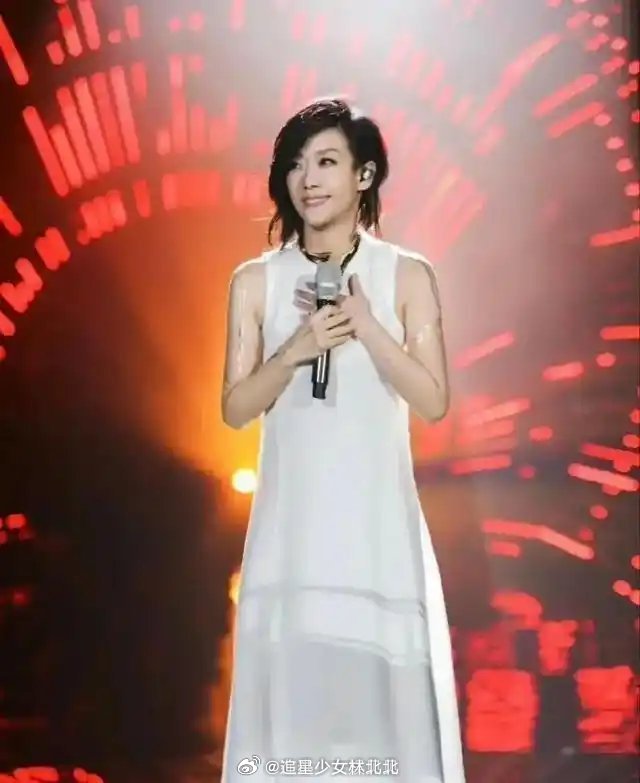 林忆莲近年容貌变化显著，身材走样，与昔日清瘦的形象差别太大了！ 