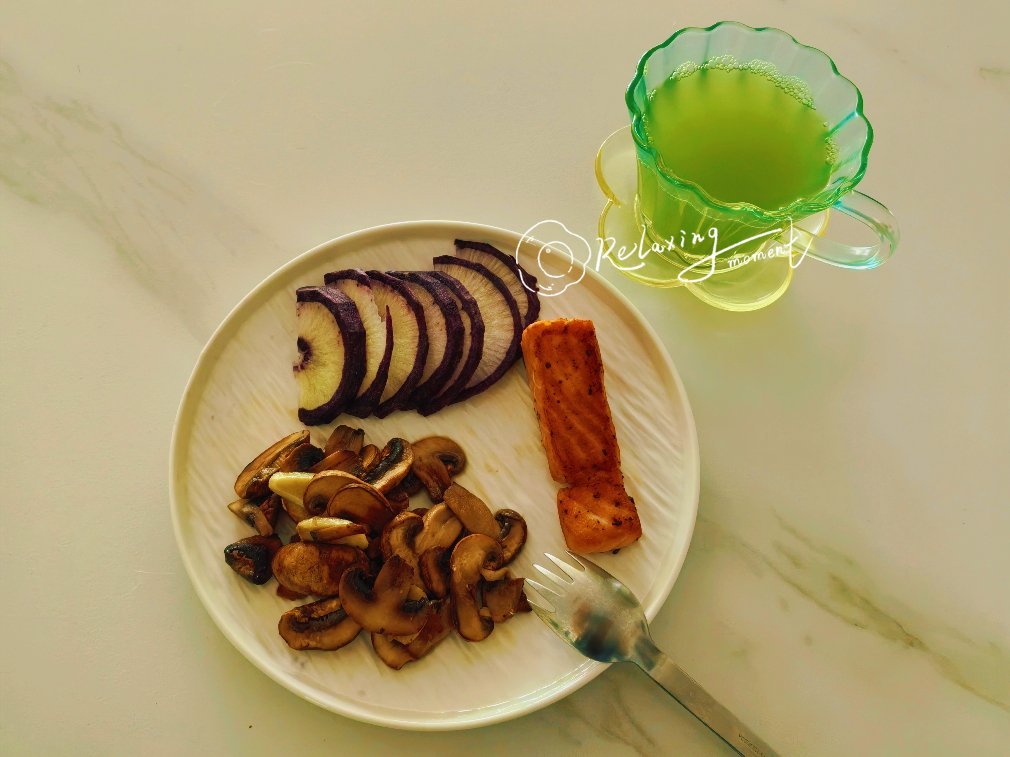 生酮记录 午晚餐day17:煎三文鱼炒口蘑冰淇淋萝卜 