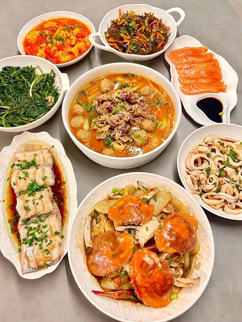 儿媳妇每天下班回家，就得忙活全家人的晚饭，今天我一个老姊妹来，儿媳妇忙活到晚上做