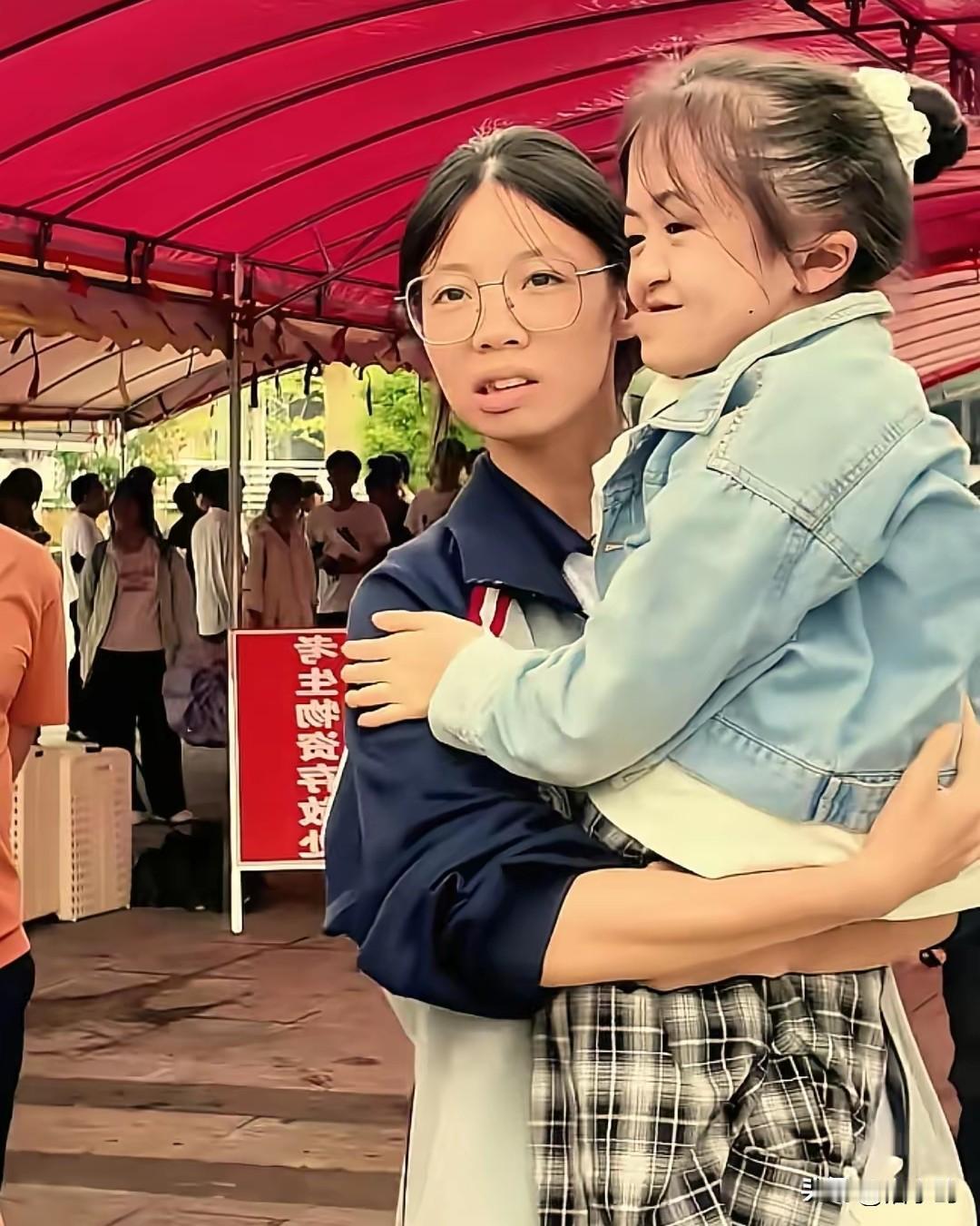 高考后的这一幕，迅速🔥上人民日报了！
贵州一个学校门口，发生了一幕让人感动的事