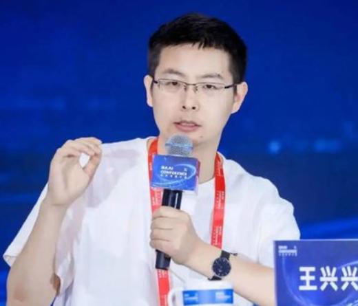 宇树科技创始人王兴兴，发出震撼言论：“预计明后年，一些服务业、工业就可以被AI完