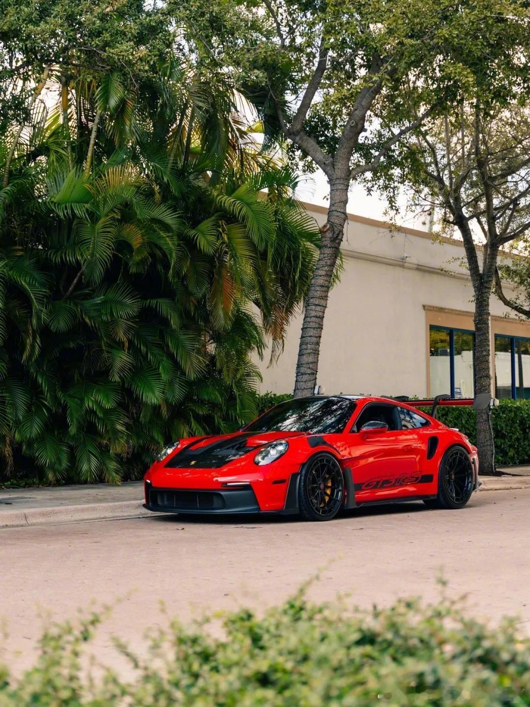 红黑双拼色的992.2 GT3 RS太亮眼了，谁经过都得驻足