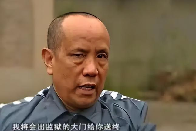 1988年，有个叫王金全的犯人，趁着狱警没注意，钻进监狱厕所的大便槽里逃了出去，