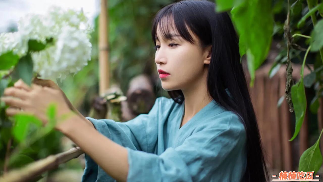 青丝如瀑，素手纤纤，翠裙飘飘，轻舞翩翩。
退隐三年后归来的李子柒仍旧是顶流，为何