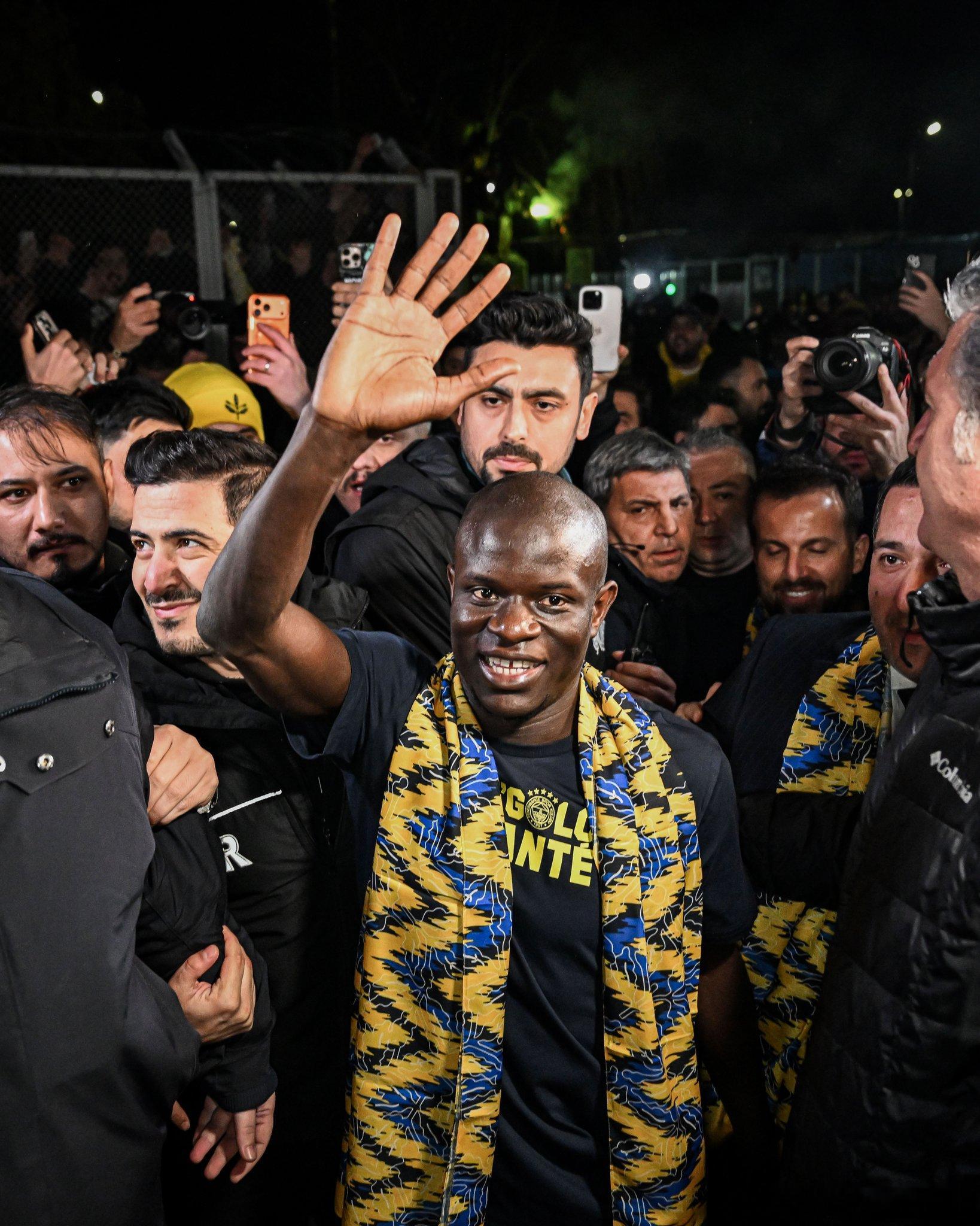 费内巴切球迷把脸涂黑欢迎坎特加盟…… 