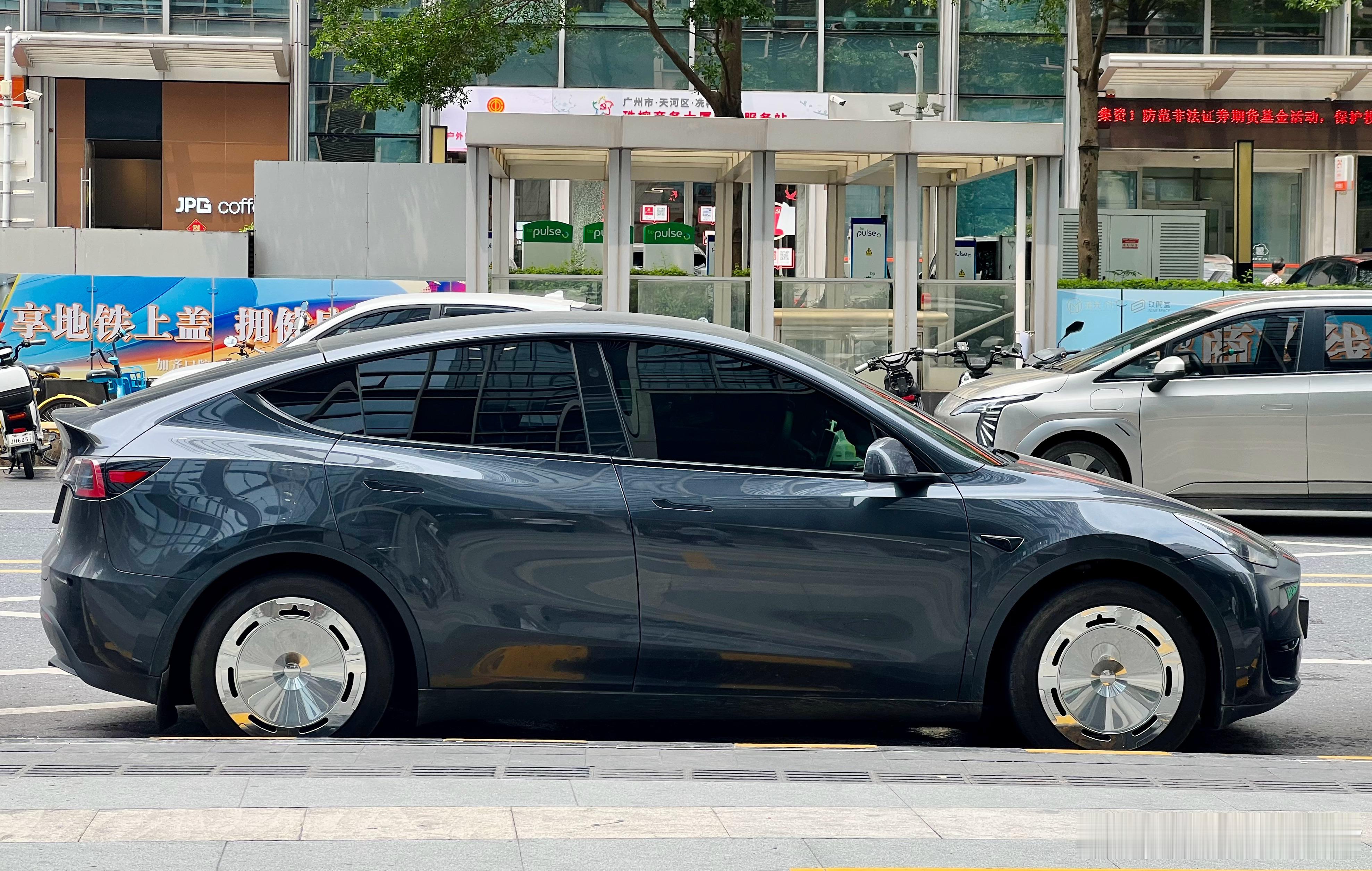 有点意思，特斯拉配最油腻的不锈钢大饼圈，还挺特别 广州·珠江新城