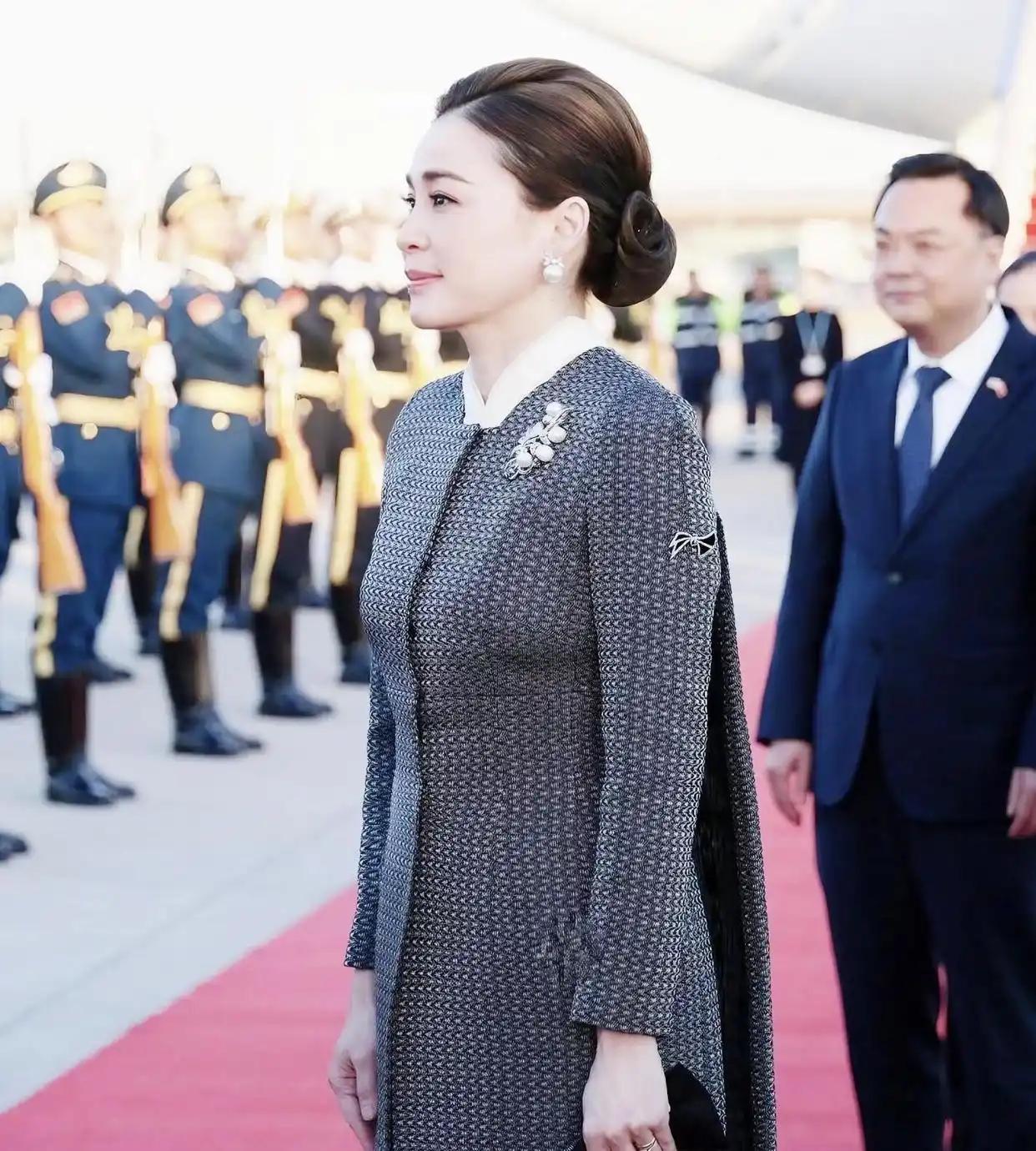 泰国这位王后也算是“红人”了：能文能武，能开飞机，还是博士！除了长得漂亮之外，更