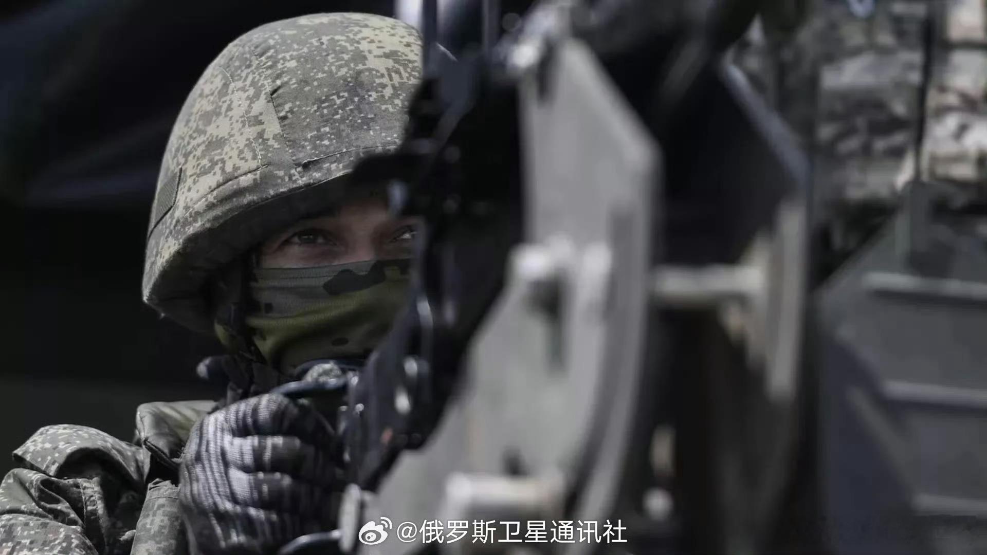 【俄国防部：俄军对乌克兰机场和企业实施密集打击】据俄罗斯国防部消息，俄军对乌克兰