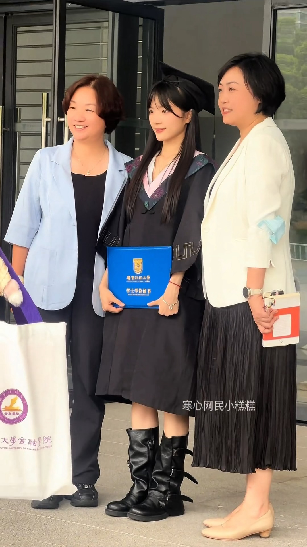 该说不说 好适合穿学士服啊 