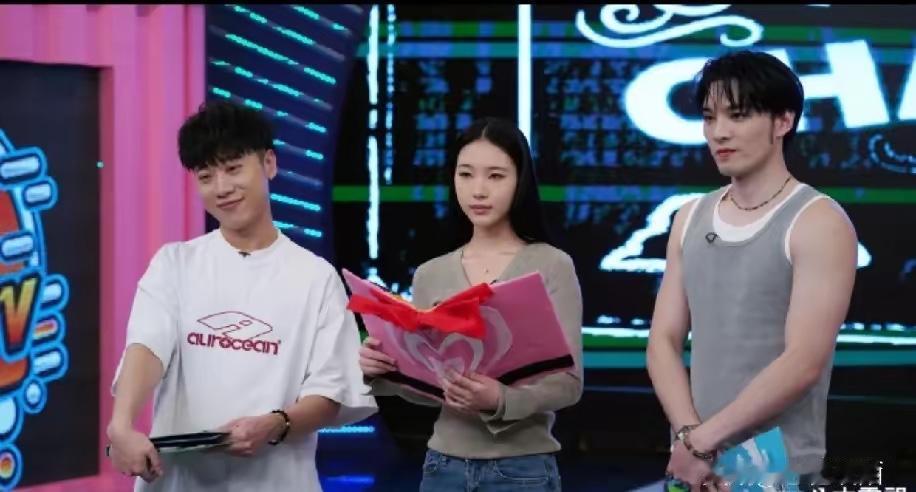 小S的女儿，真的是想尽一切办法，坚持做主持人，人与人之间的差距，真的是没有办法比