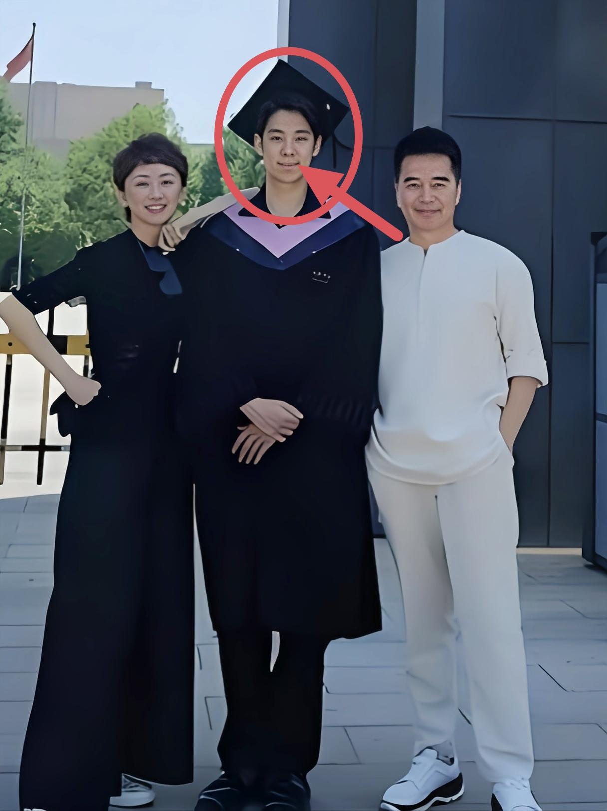 说实话，何晴走了，
这个世界谁会最痛苦呢？
答案是：许何

许何的毕业照里，中间