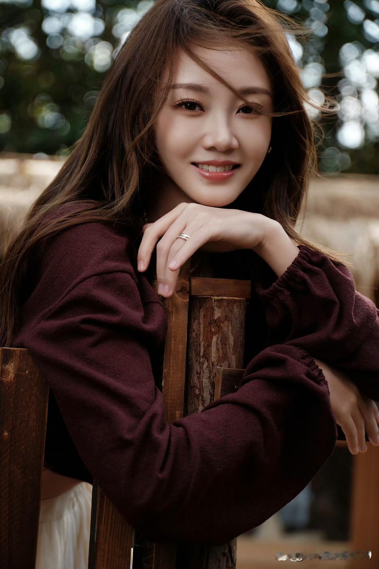 想象一下，一个少女坐在木椅上，温柔微笑，浑身散发着自然清新的气息。就像高井俐香，