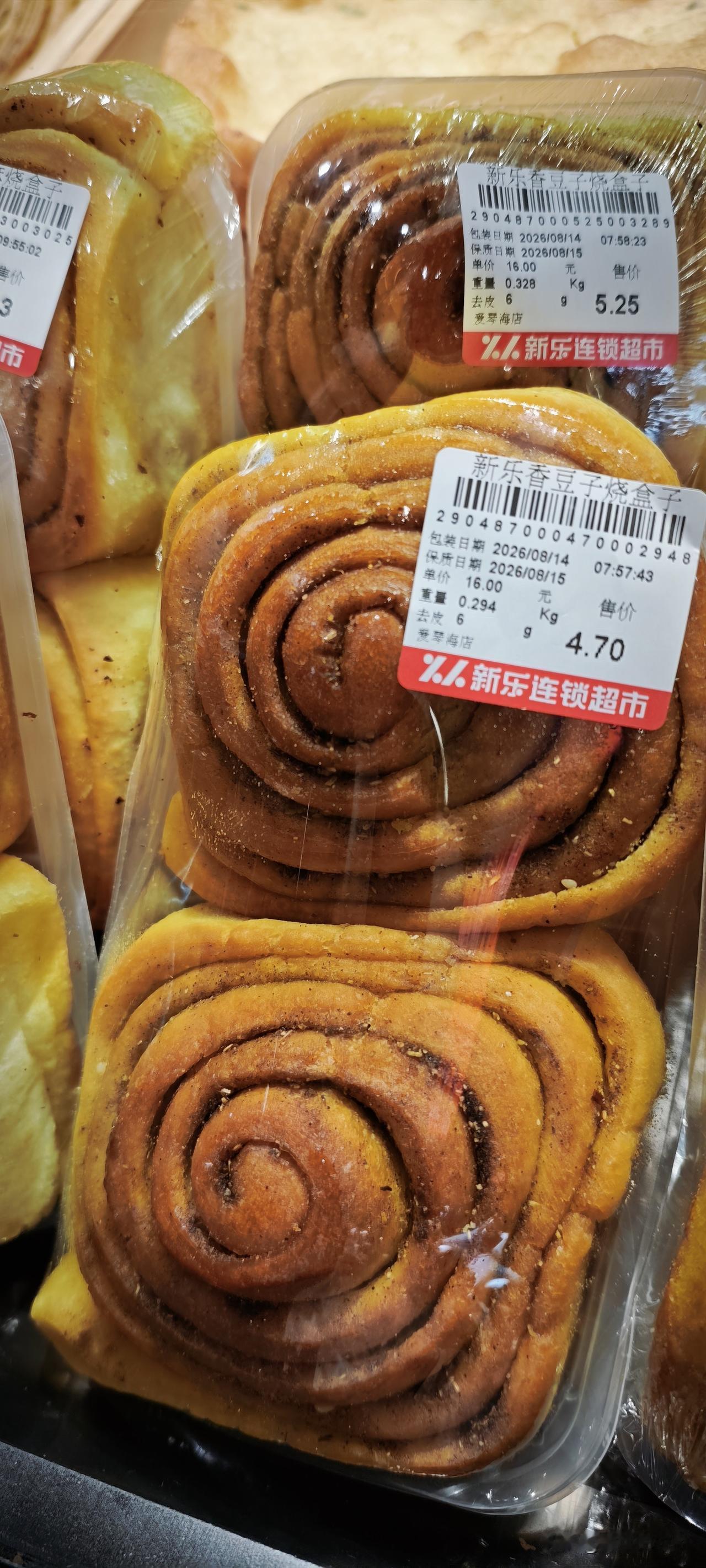 巧手师傅们将柔软的面团或擀、或卷、或切、或捏，做出各式造型，层层叠叠的甜面千层、