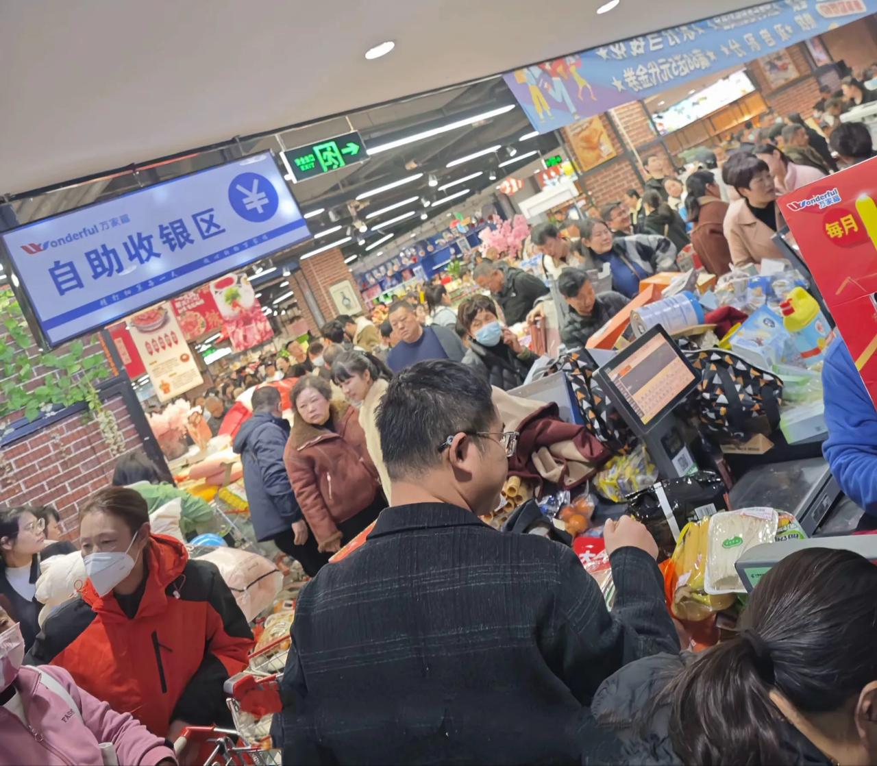 这么多人！

不是都说商场都没人了[捂脸]

不是说大家都没钱买东西了[捂脸]