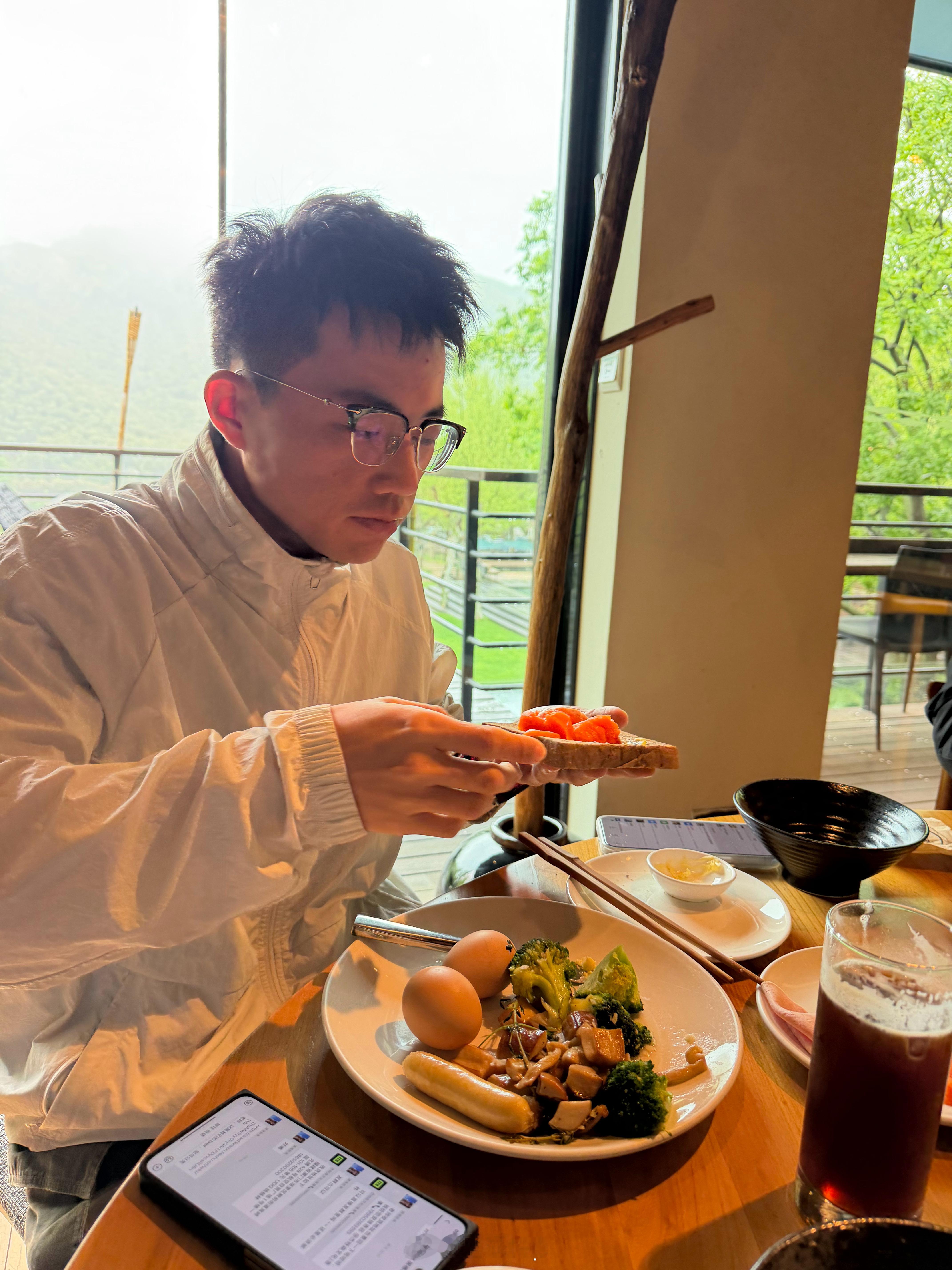 这弔戼天天吵吵着要减肥，其实一点也不少吃！