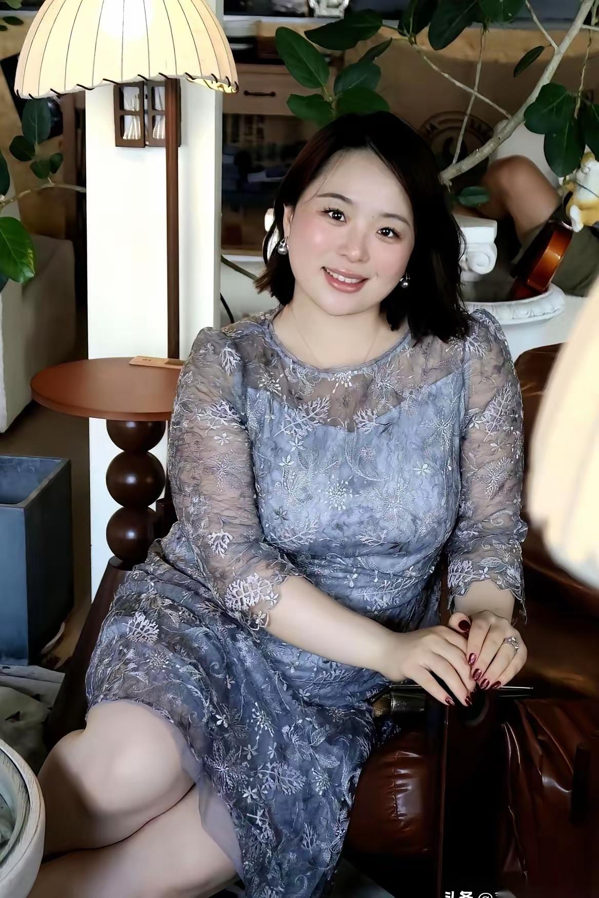 单身许久的小学班主任，十几年前是的班主任。小学毕业后两人20年没见，2025年工