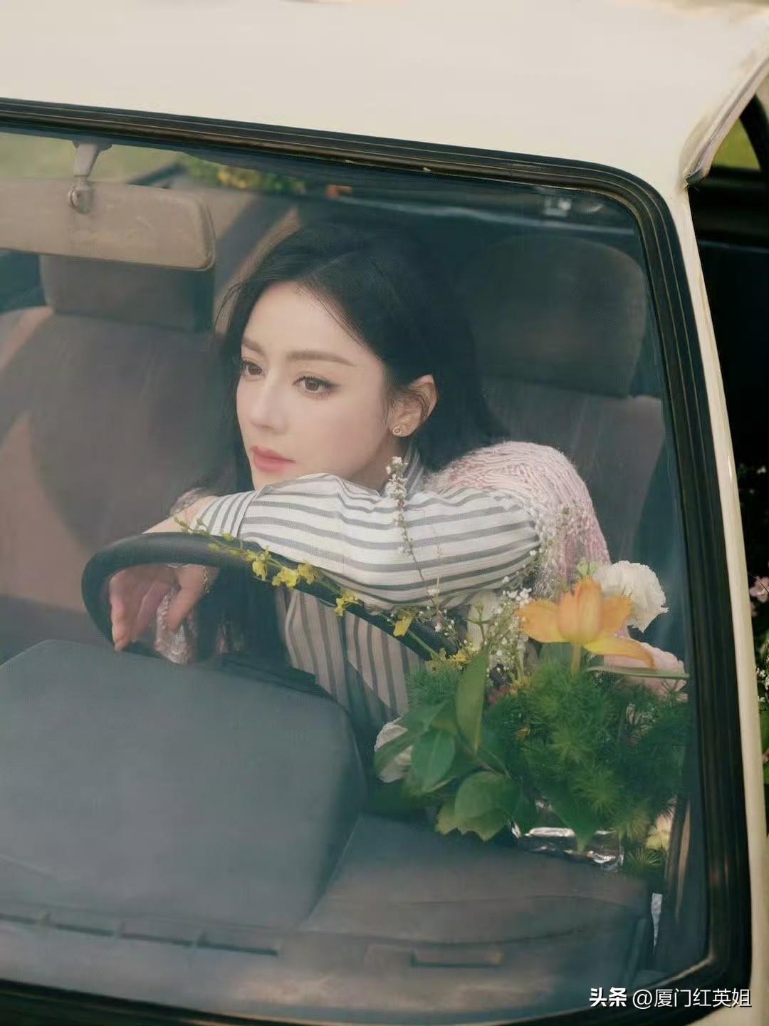 消息确定了
滞留在迪拜超24小时的迪丽热巴
刚刚在马来西亚发来信息
字虽少但信息