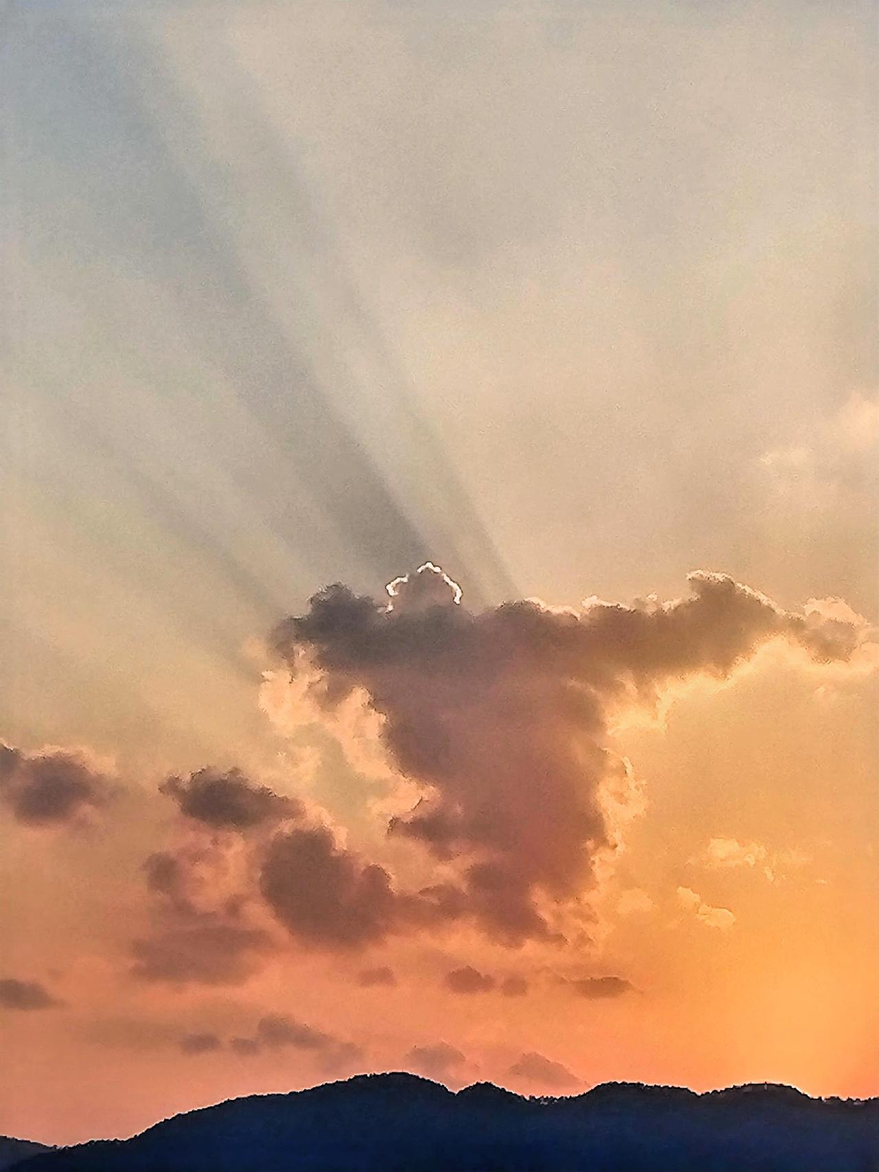 夕阳西下，云海翻腾，美不胜收！