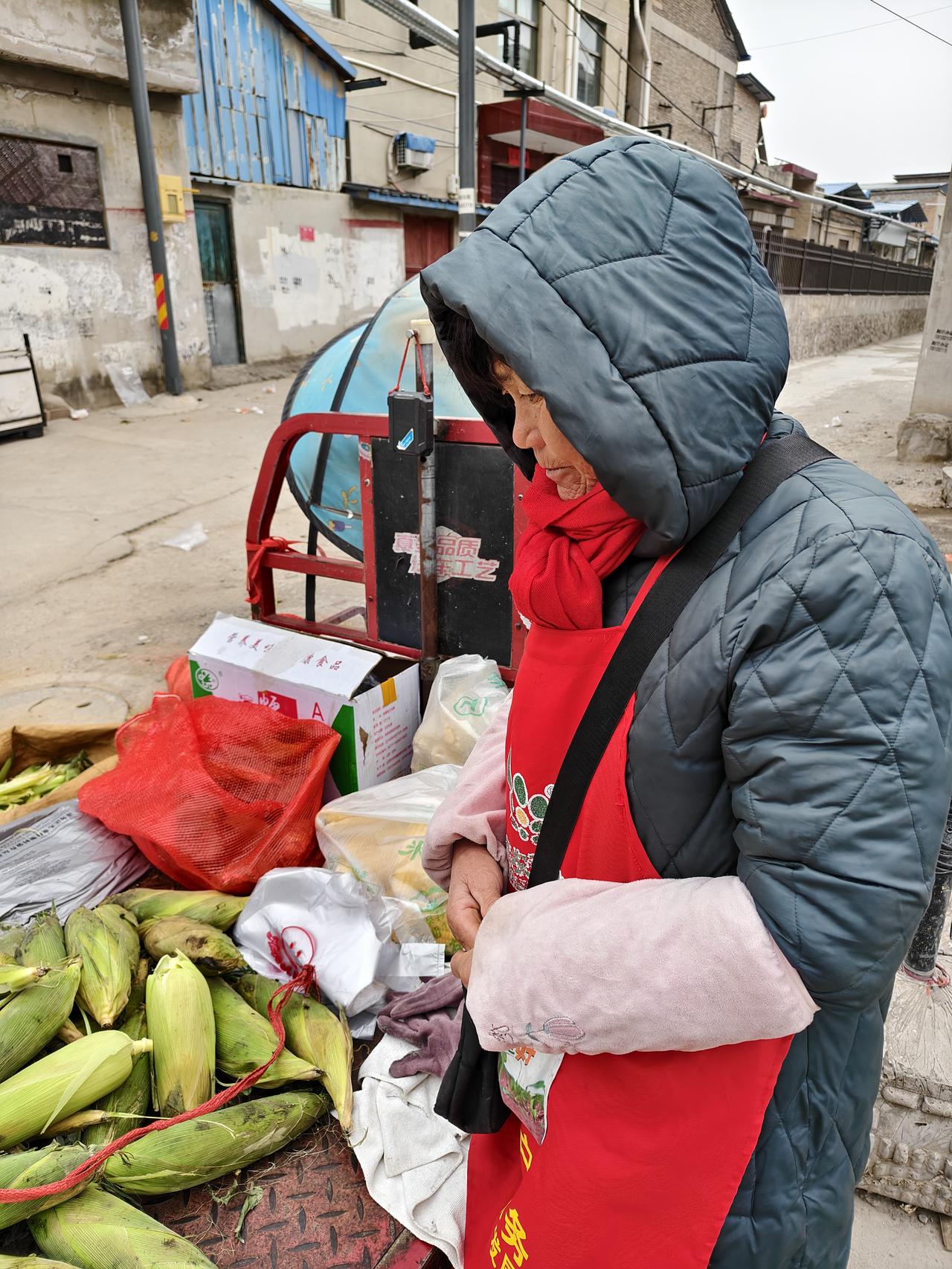 今天运城寒风凛冽，这位70多数的老人还在寒风中卖玉米🌽，我忍不住上前，买了10
