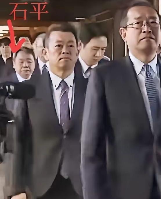 汉奸再现“拜鬼”现场，还嚣张发表言论！
今日，日本春祭进行，汉奸石平再现“拜鬼”