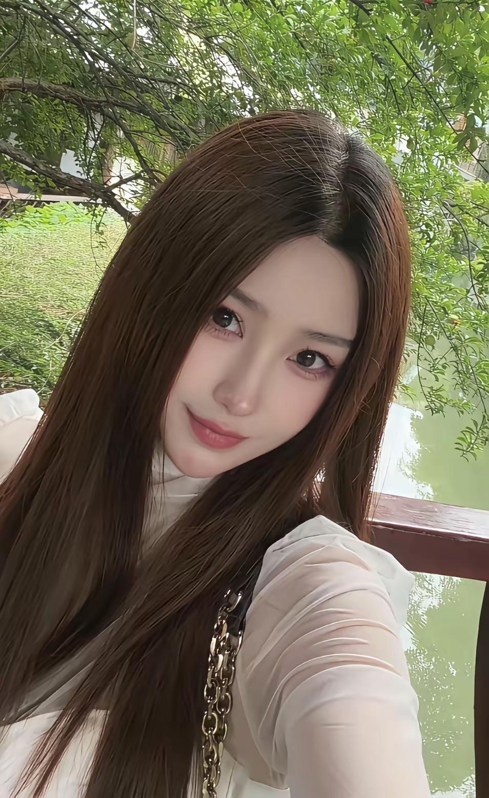 阳光下的甜美少女，绿意盎然的自然背景，清新自然，让人心旷神怡。