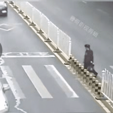 真是惨烈！一个“看着车走过去”，一个“看着人撞过来”，有这样“叫劲”的吗？