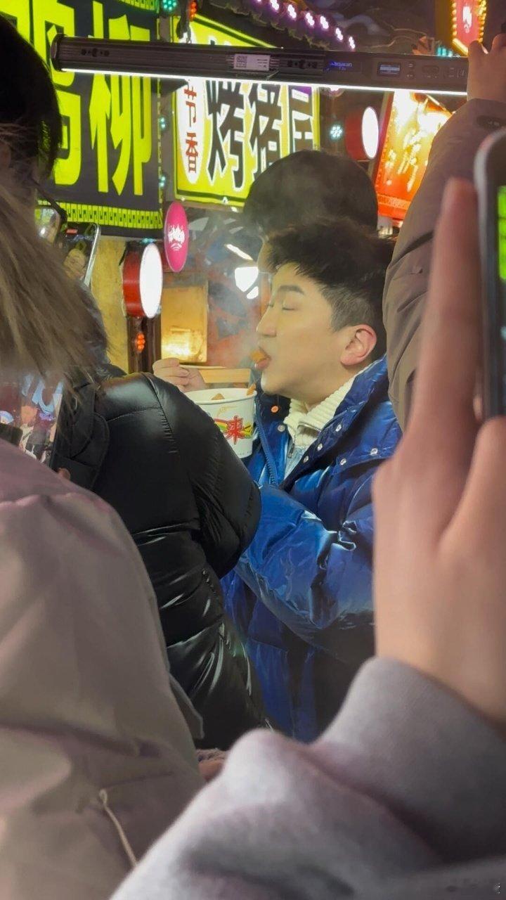 夜市里张大大举着烤鱿鱼啃出“饿狼扑食”既视感，初看笑他偶像包袱碎一地，再看馋到狂