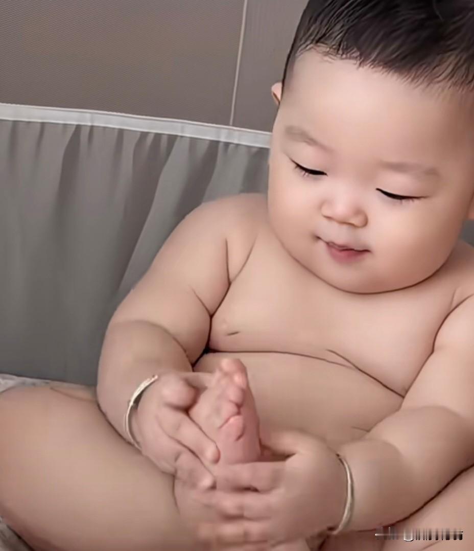 这是个非常奇怪的问题[大笑]
请问题主，小孩子的满月宴，亲朋好友给了很多红包，压
