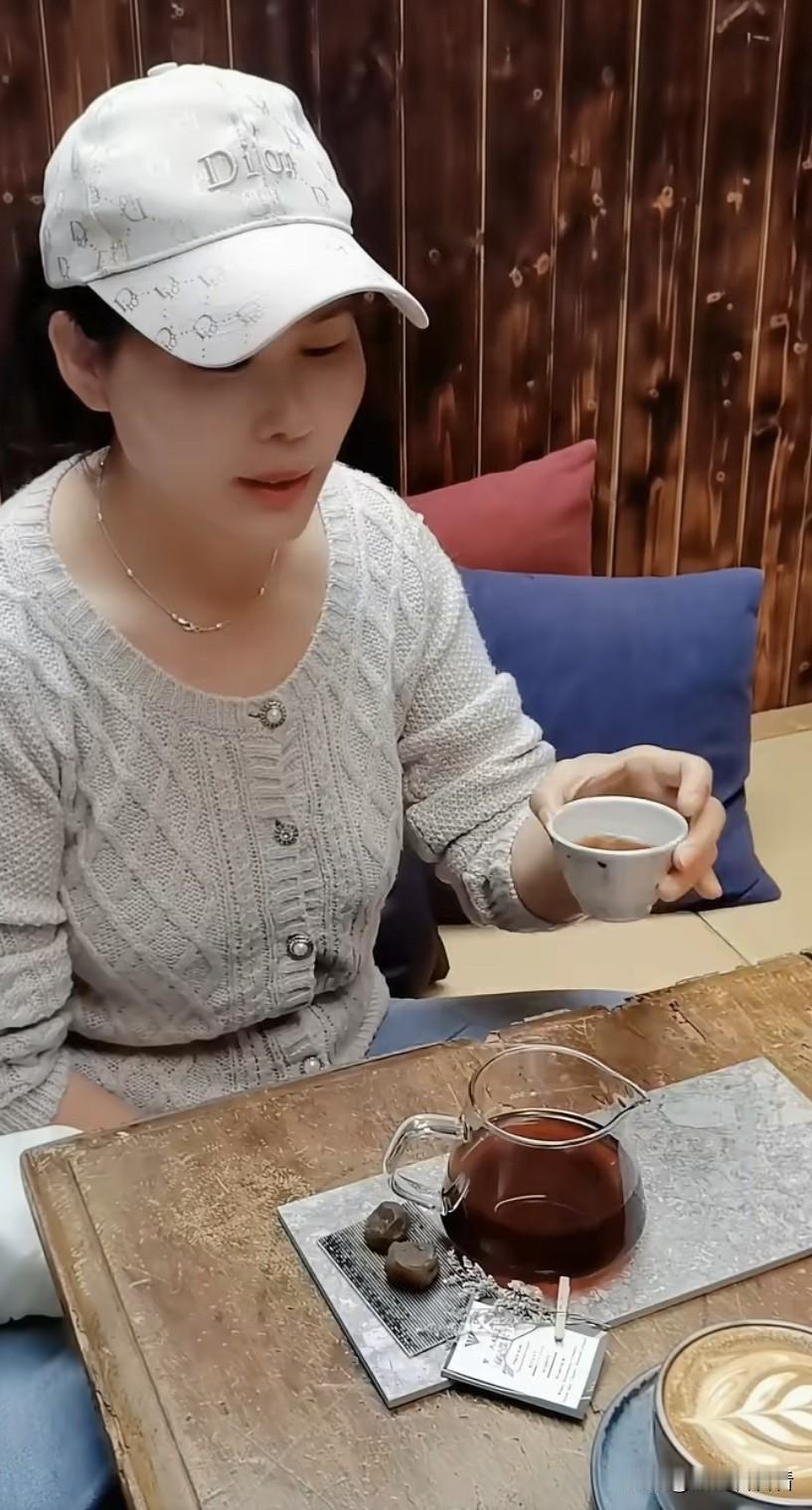小杨阿姨心疼呀！她这一杯咖啡500块，筱梅请小杨阿姨喝下午茶。

小杨阿姨发视频