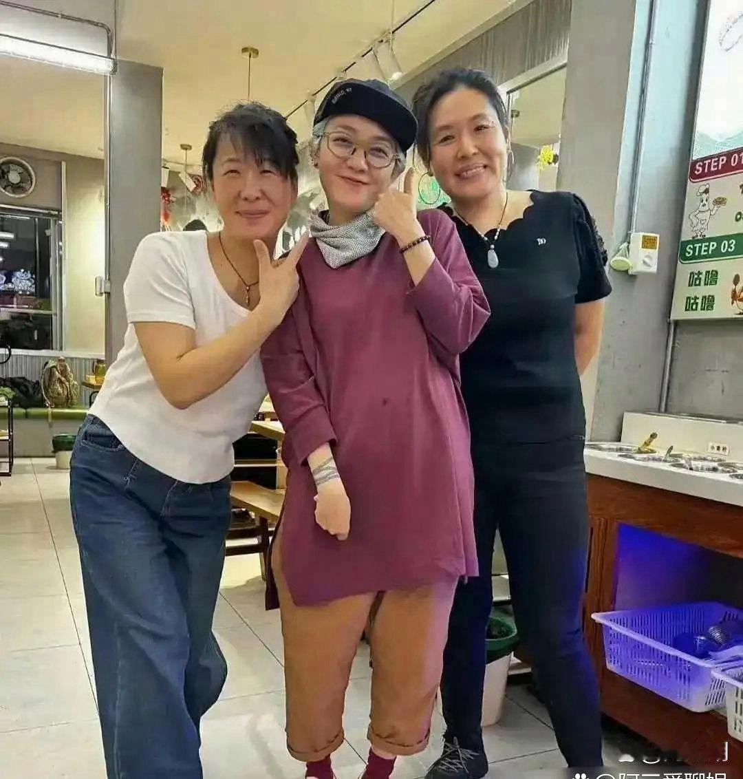 萧亚轩吃火锅被人偶遇，看着状态挺不错 
