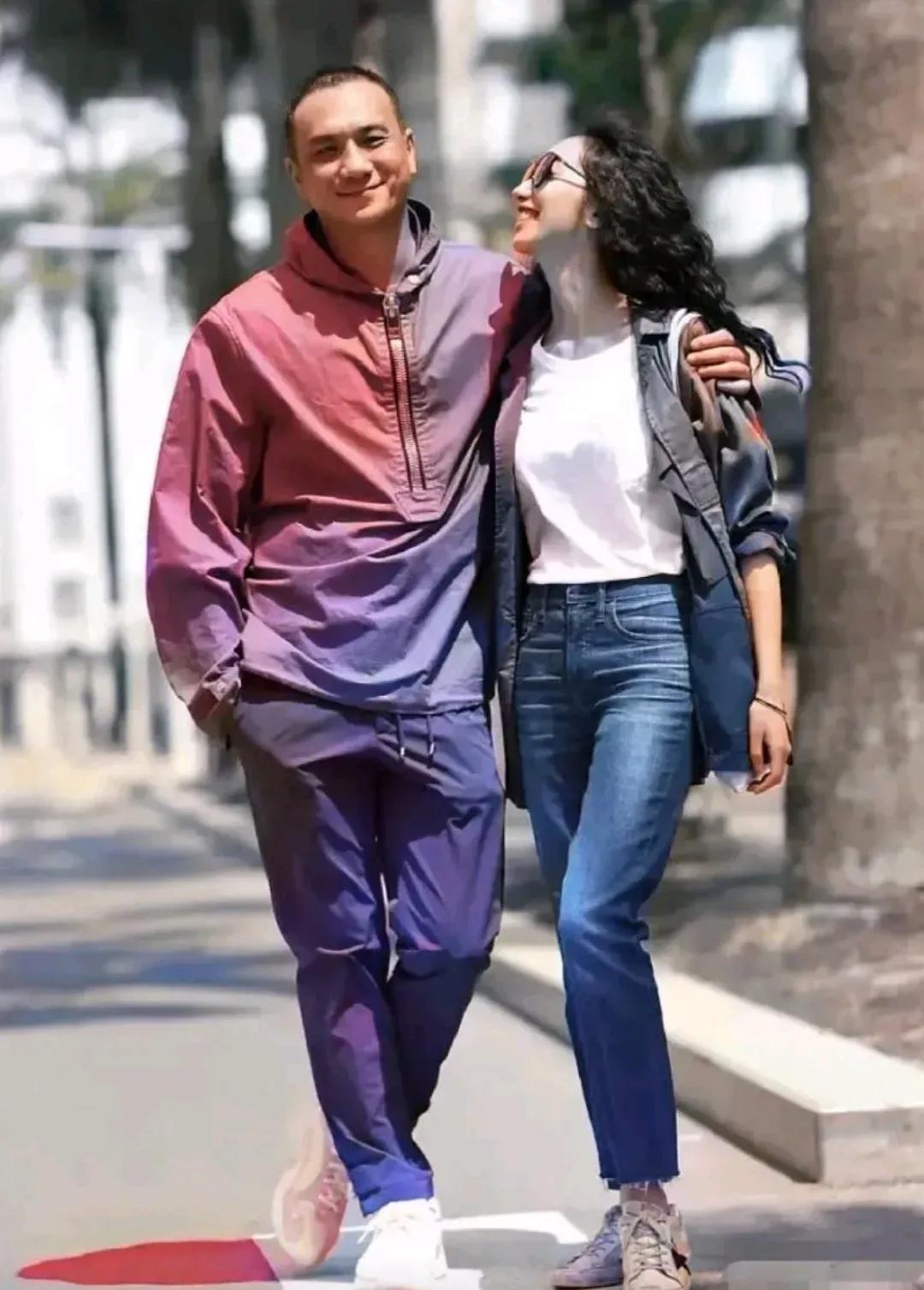 繁花中的那个强总
大家还记得吗
他就是黄觉，老婆是麦子
最近，黄觉和老婆麦子的这