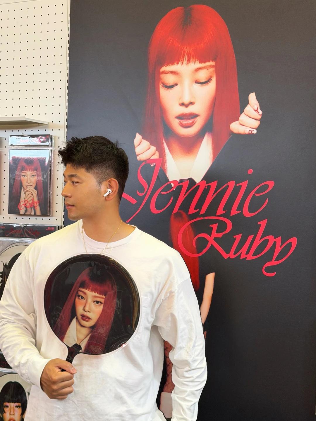 是被JENNIE的美貌硬控了
路过Jennie快闪店，赶紧逛一下
扇子正好带来清