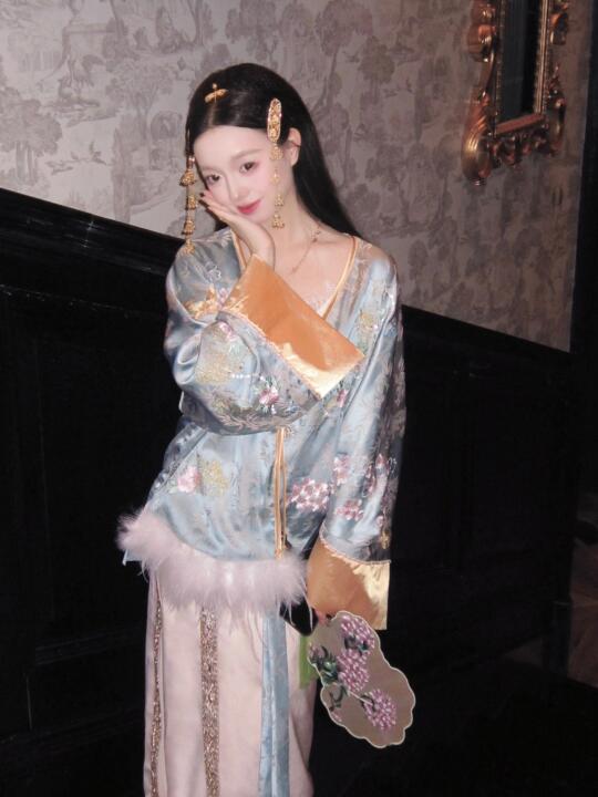 “凡尔赛宫里的东方公主。”