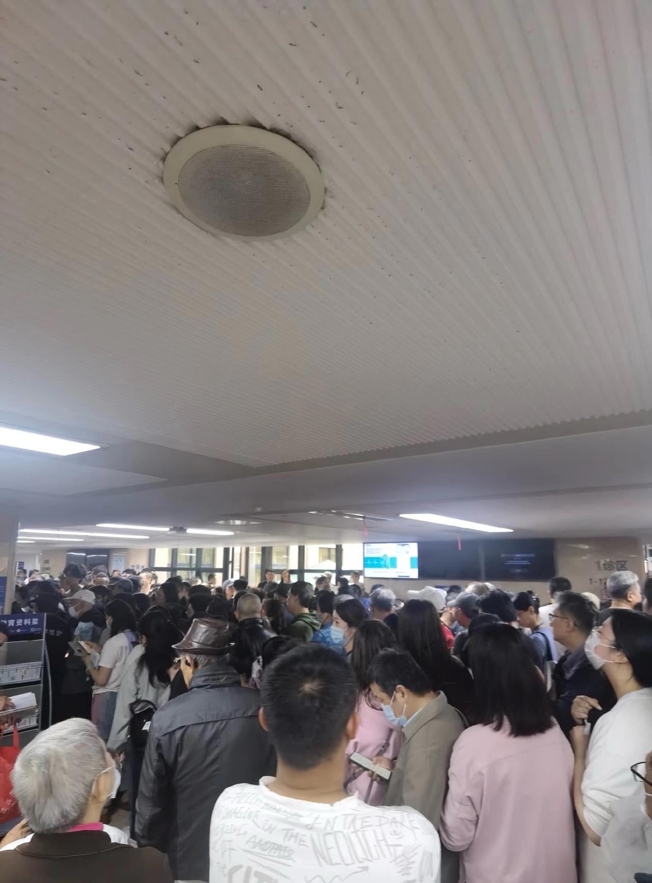 中山医院心内科签到排队到窒息，信息时代居然不能网上签到，叫号也不合理，硕大的三甲